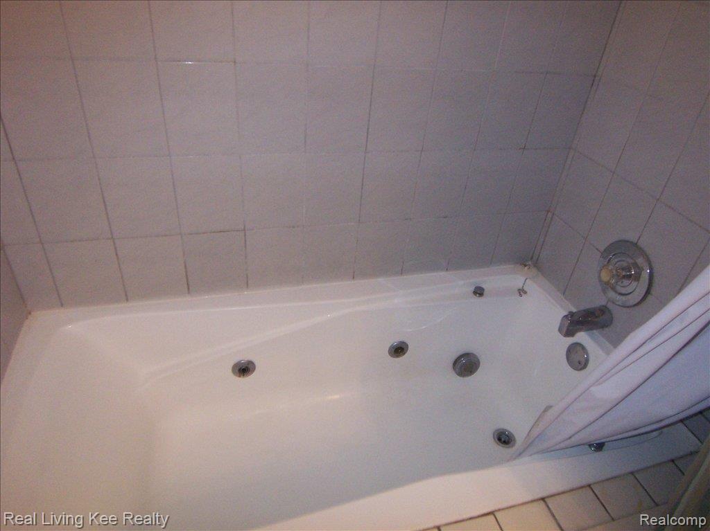 1467 Carriage Lane, Unit 94 Rochester, MI 48306 - Photo 15 of 19 Jetted Tub in Main Bath