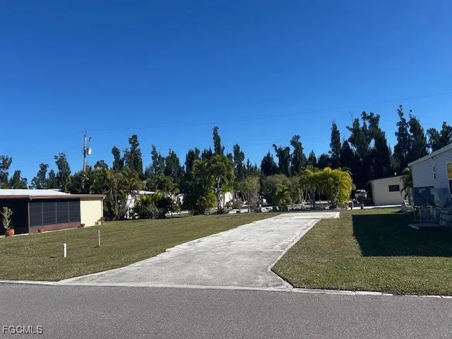 a view of a house with a yard