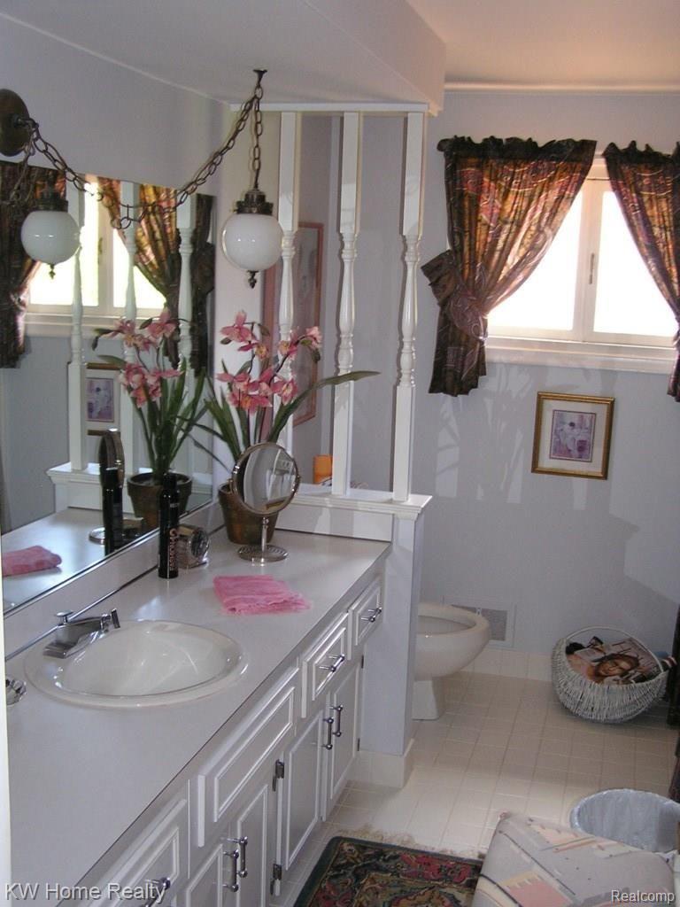 35896 Charter Crest Road Farmington, MI 48335 - Photo 20 of 23 Upstairs Hall Bath