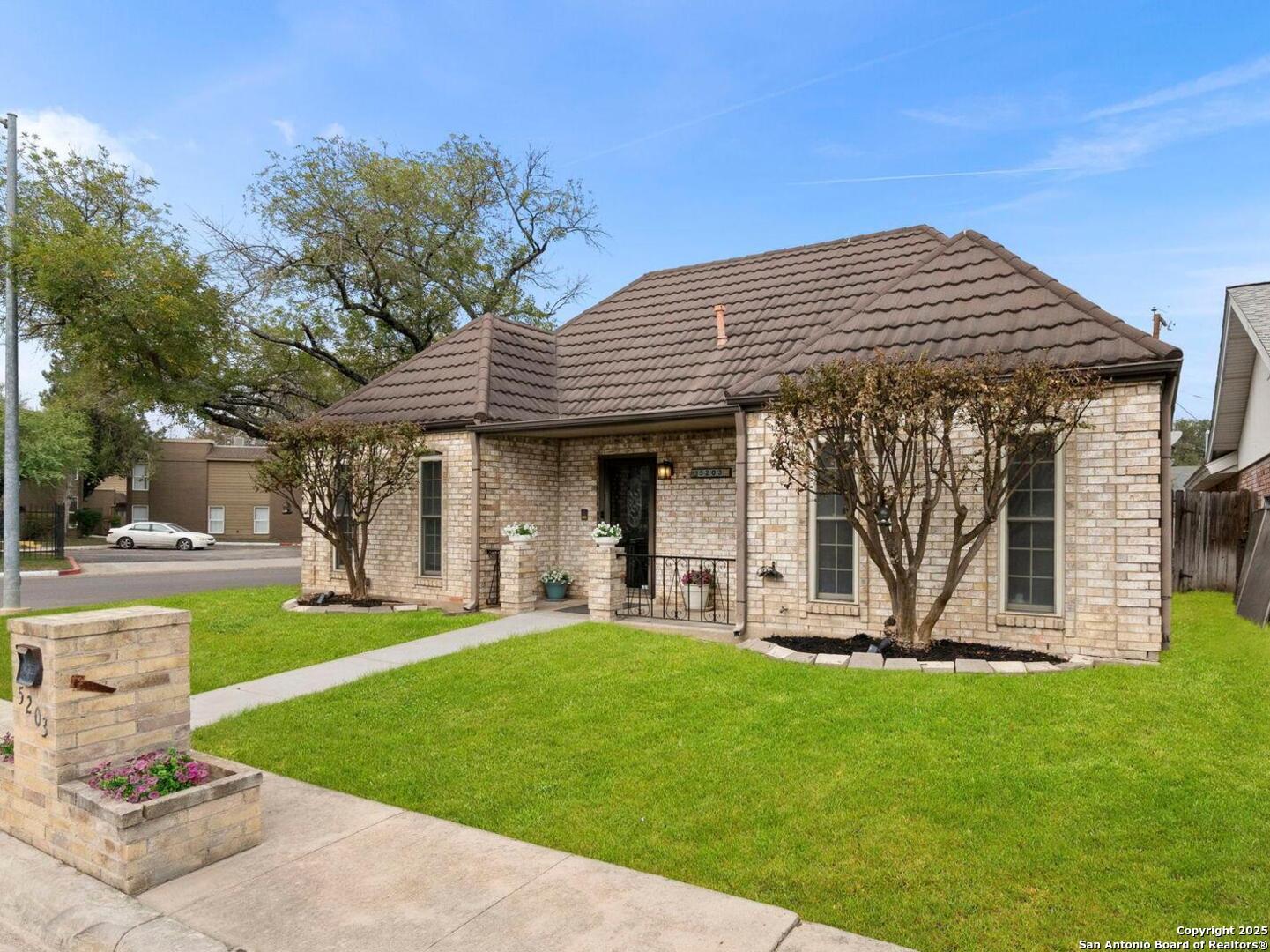 5203 Metcalf Windcrest, TX 78239 - Photo 3 of 36