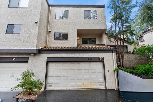 $4,995 | 5757 Owensmouth Avenue, Unit 1, Woodland Hills, CA 91367