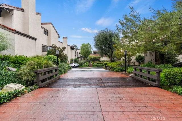 $4,995 | 5757 Owensmouth Avenue, Unit 1, Woodland Hills, CA 91367