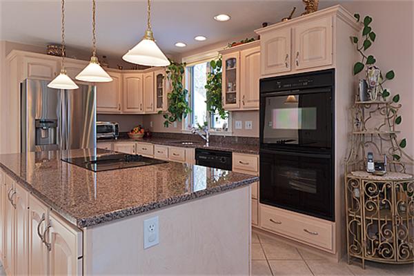 76 Raffaele Drive Waltham, MA 02452 - Photo 4 of 17 Gallery Image 4