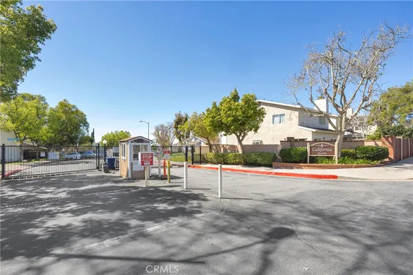 $689,000 | 11522 Honeyglen Road, Unit 26, Pacoima, CA 91331