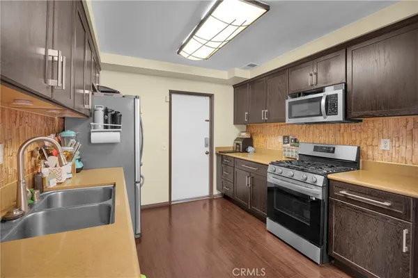 $689,000 | 11522 Honeyglen Road, Unit 26, Pacoima, CA 91331