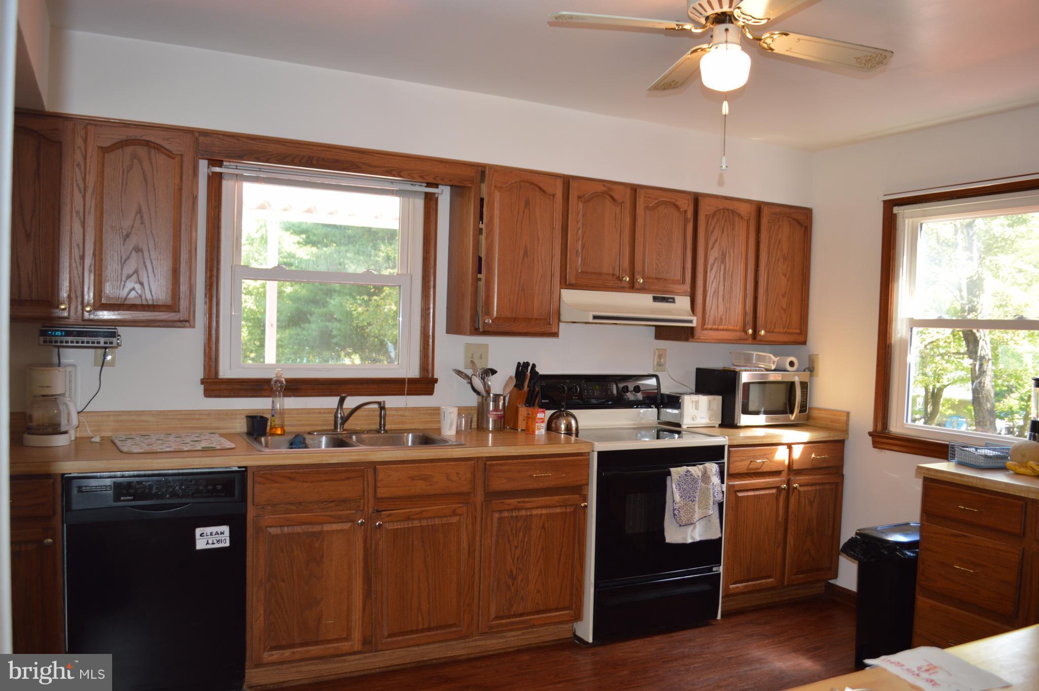 7908 Rugby Road Manassas Park, VA 20111 - Photo 11 of 19 Kitchen