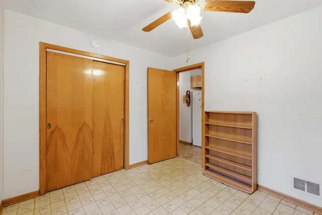 a view of room with closet and ceiling fan
