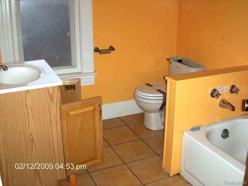 47 Maple Street River Rouge, MI 48218 - Photo 3 of 10 MAPLE BATH 1