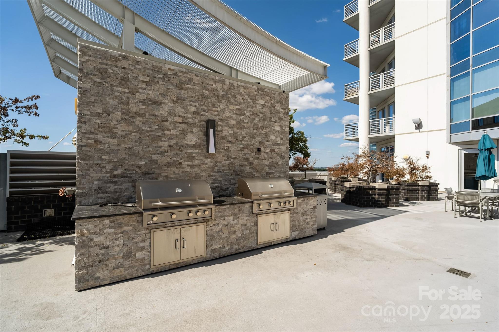 333 West Trade Street, Unit 1301 Charlotte, NC 28202 - Photo 31 of 34 a view of a terrace with chairs