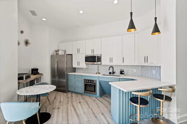 $590,000 | 333 West Trade Street, Unit 1301, Charlotte, NC 28202