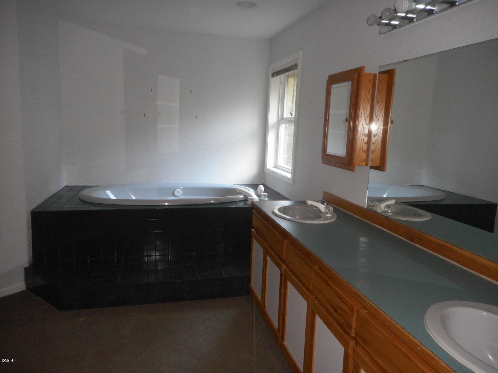 4306 South Schooner Creek Road Lincoln City, OR 97367 - Photo 8 of 22 Master Bath