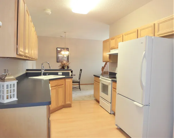 $2,295 | 9204 Holly Lane North, Unit 403, Maple Grove, MN 55311