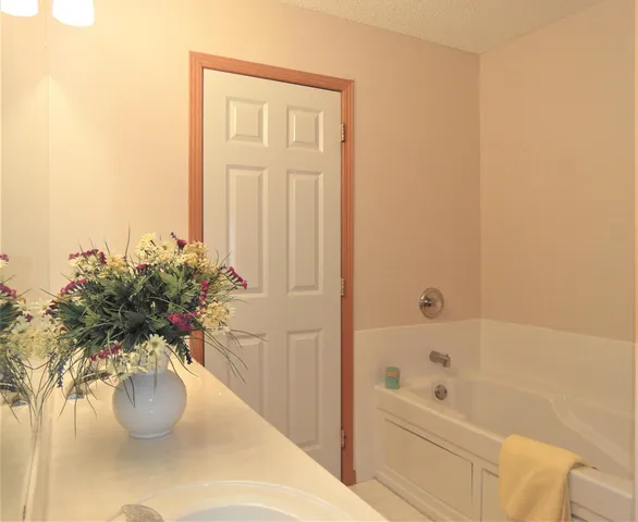 $2,295 | 9204 Holly Lane North, Unit 403, Maple Grove, MN 55311