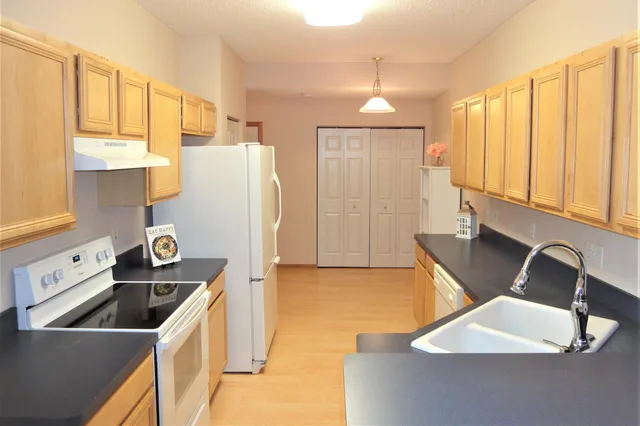 $2,295 | 9204 Holly Lane North, Unit 403, Maple Grove, MN 55311