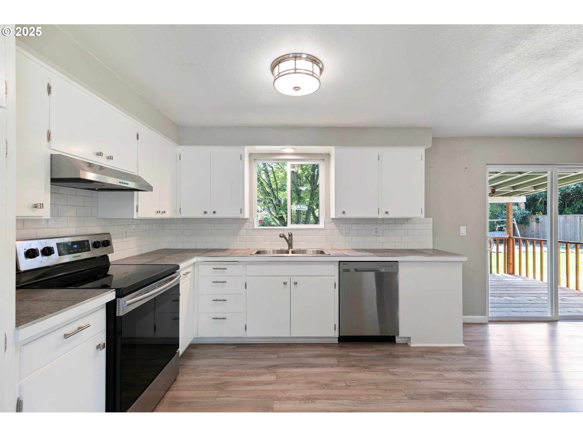 620 Nottingham Avenue Eugene, OR 97404 - Photo 11 of 36 a kitchen with a stove cabinets and a window