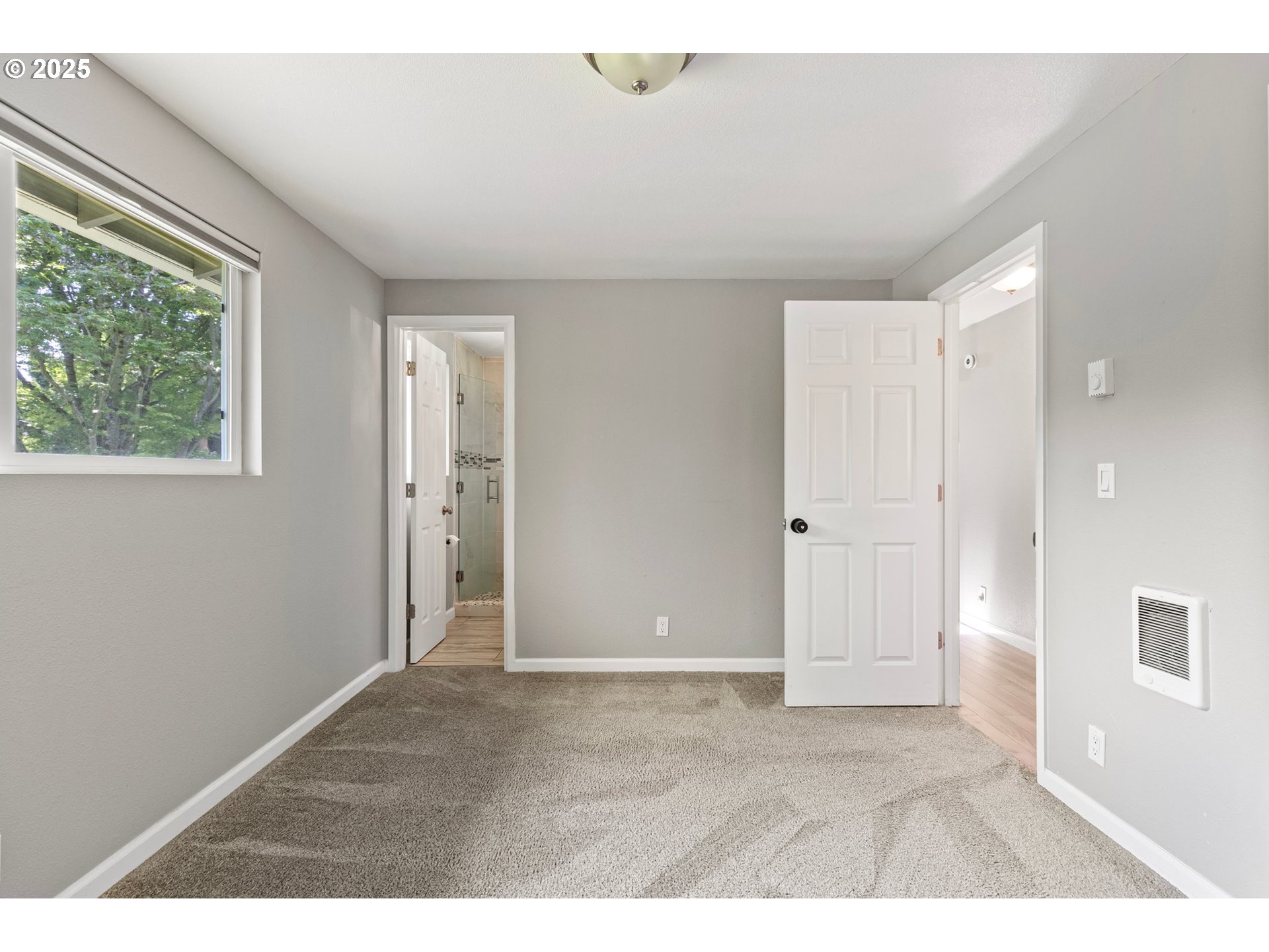 620 Nottingham Avenue Eugene, OR 97404 - Photo 18 of 36 an empty room with windows and closet