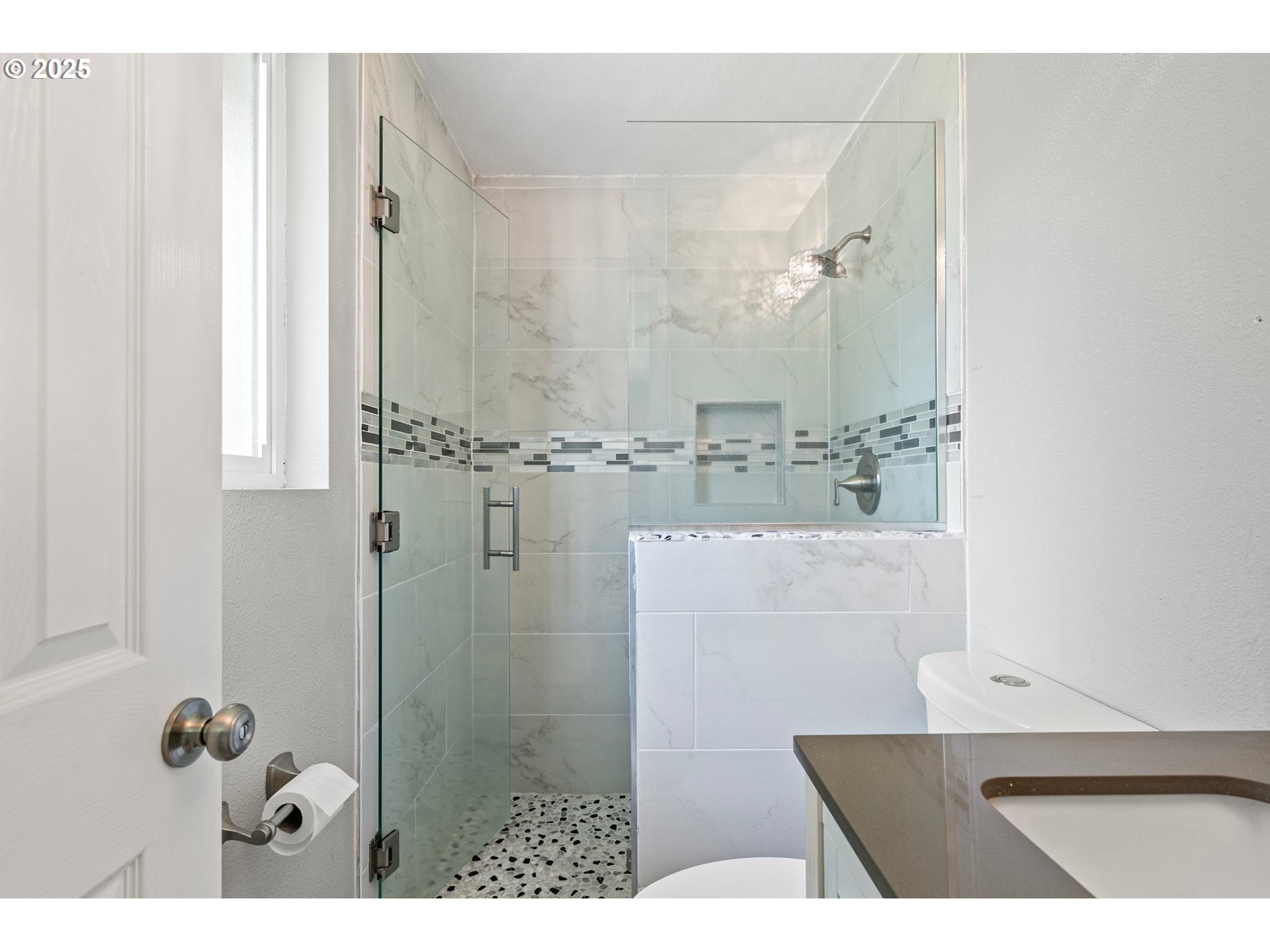 620 Nottingham Avenue Eugene, OR 97404 - Photo 20 of 36 a bathroom with a shower