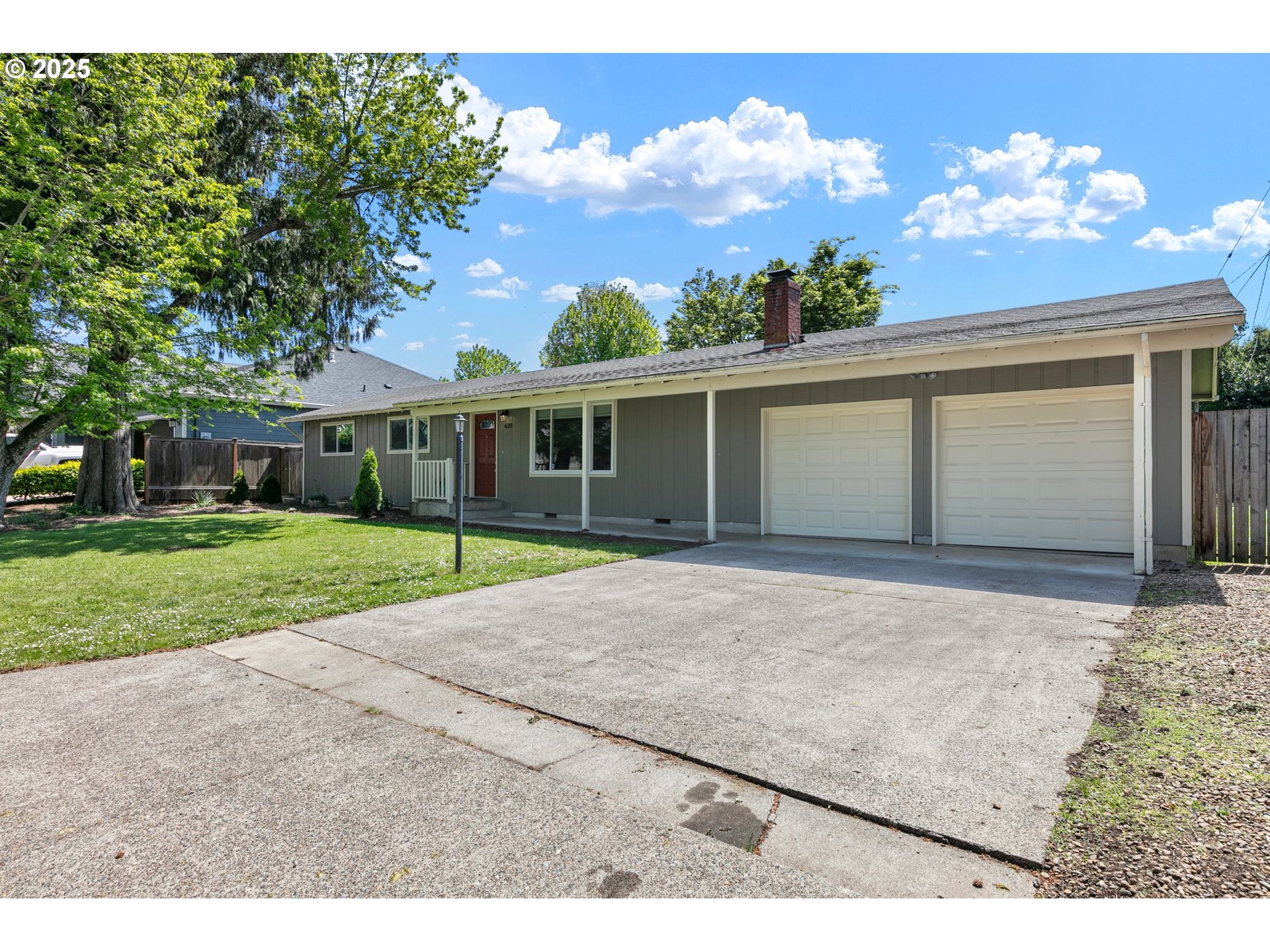 620 Nottingham Avenue Eugene, OR 97404 - Photo 2 of 36 front view of a house with a yard