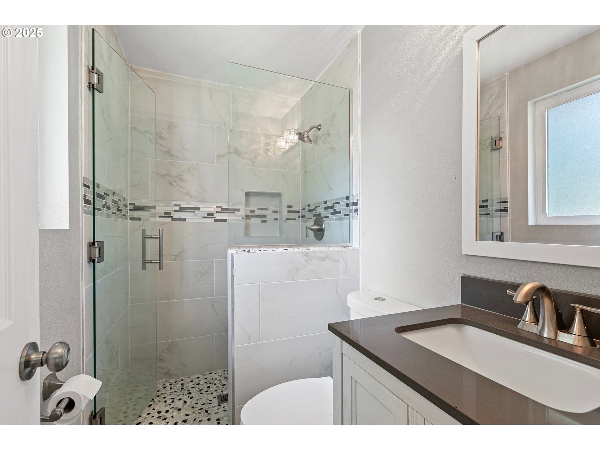 620 Nottingham Avenue Eugene, OR 97404 - Photo 21 of 36 a bathroom with a sink vanity granite tub shower and a mirror