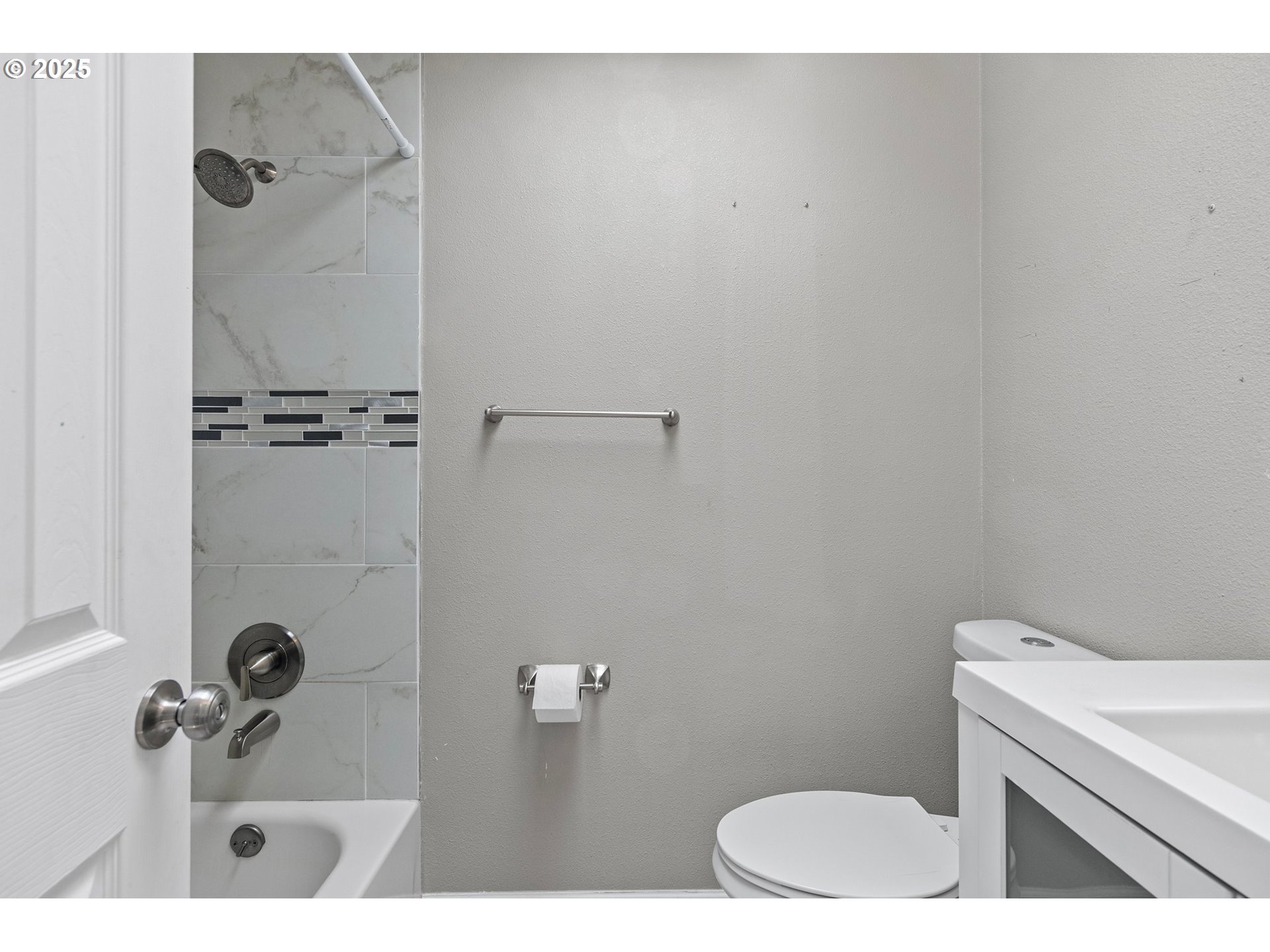 620 Nottingham Avenue Eugene, OR 97404 - Photo 22 of 36 a bathroom with a sink and toilet