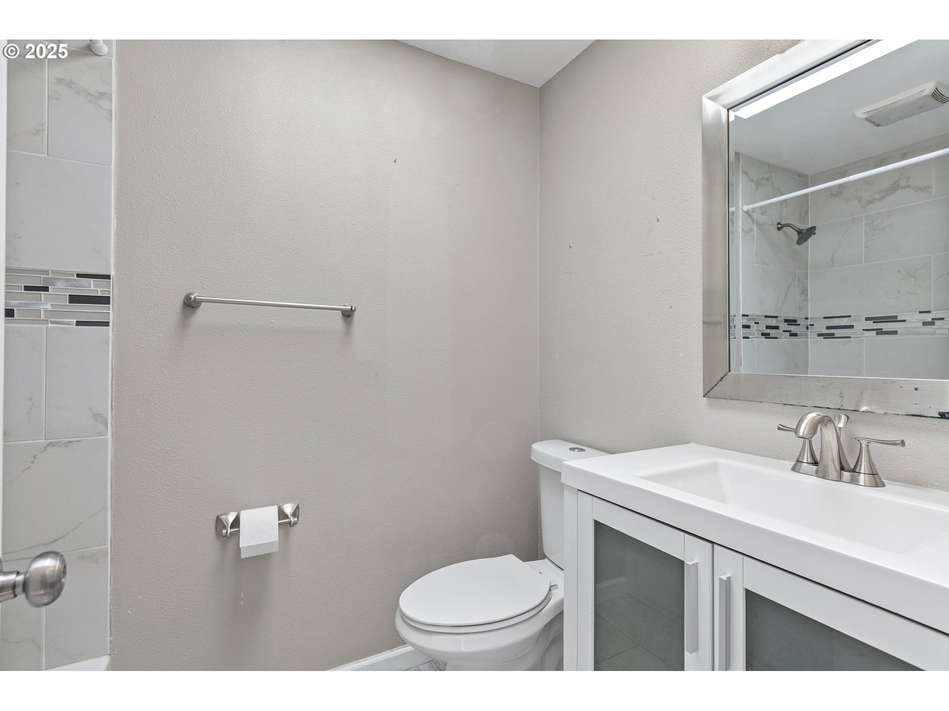 620 Nottingham Avenue Eugene, OR 97404 - Photo 23 of 36 a bathroom with a sink a toilet and shower