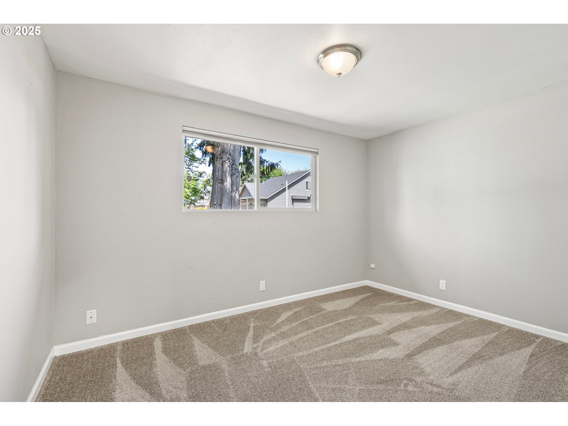 620 Nottingham Avenue Eugene, OR 97404 - Photo 24 of 36 a view of an empty room with window