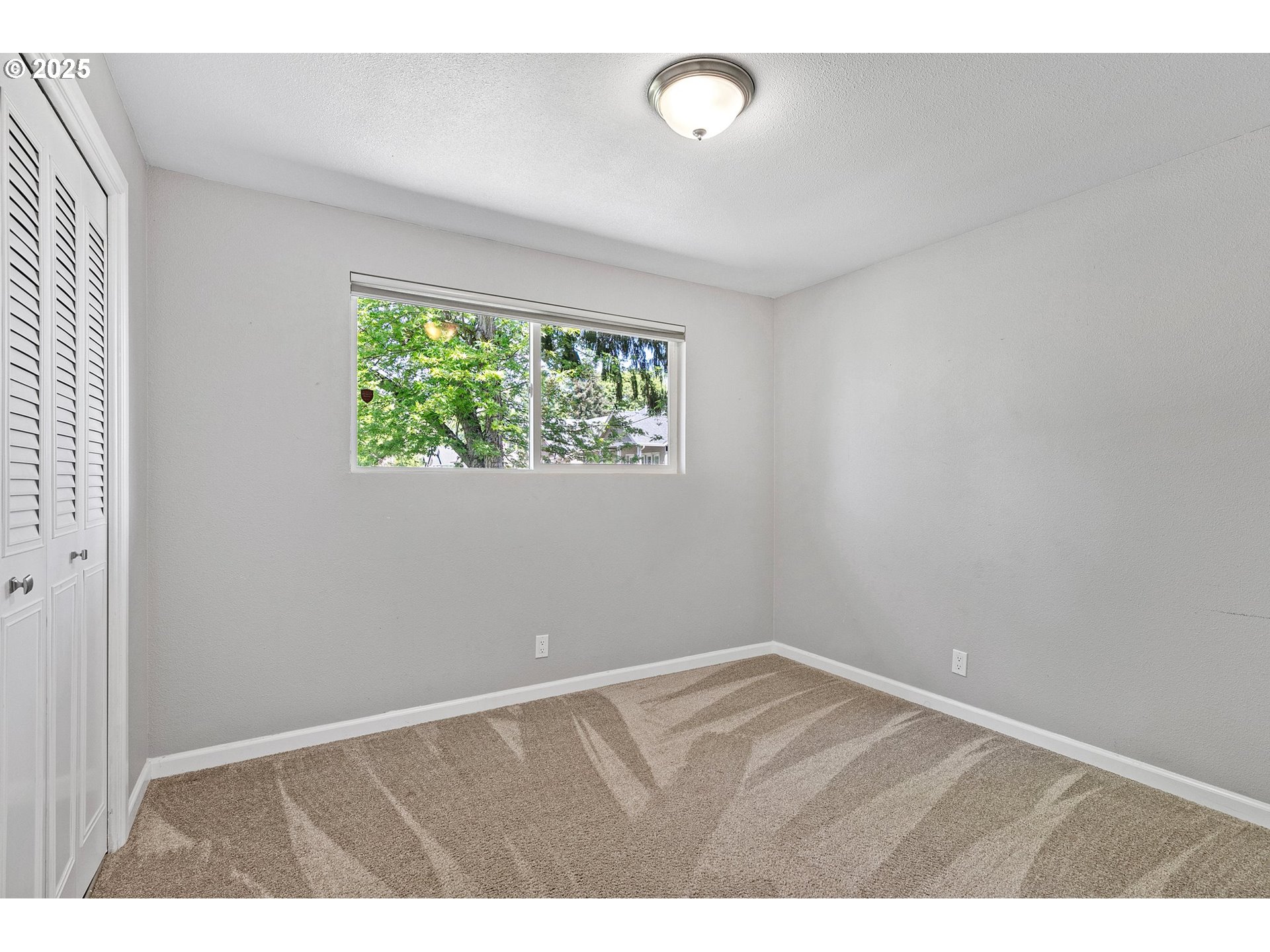 620 Nottingham Avenue Eugene, OR 97404 - Photo 26 of 36 a view of an empty room with a window