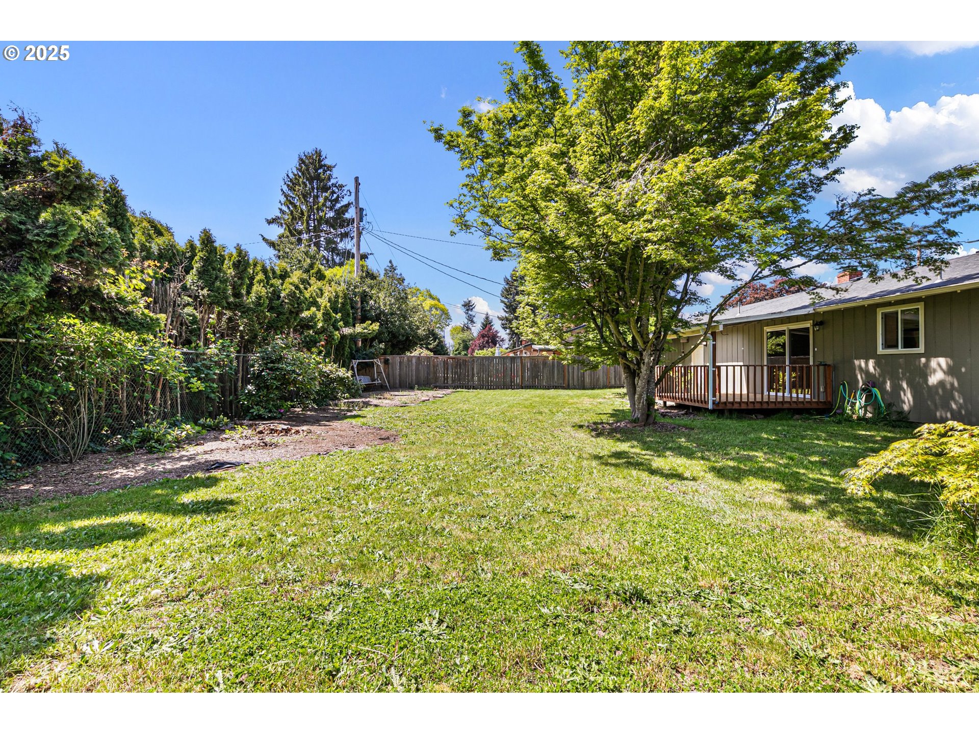 620 Nottingham Avenue Eugene, OR 97404 - Photo 35 of 36 a backyard of a house with lots of green space