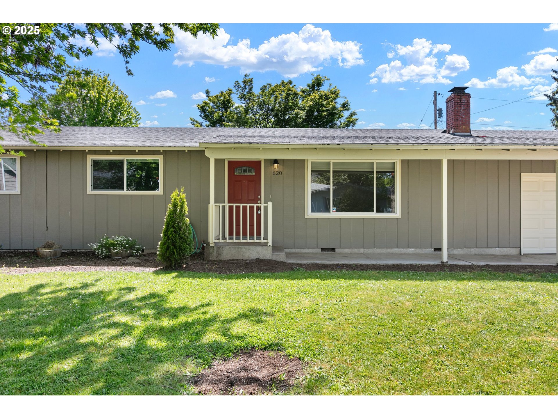 620 Nottingham Avenue Eugene, OR 97404 - Photo 4 of 36 a house view with a garden space