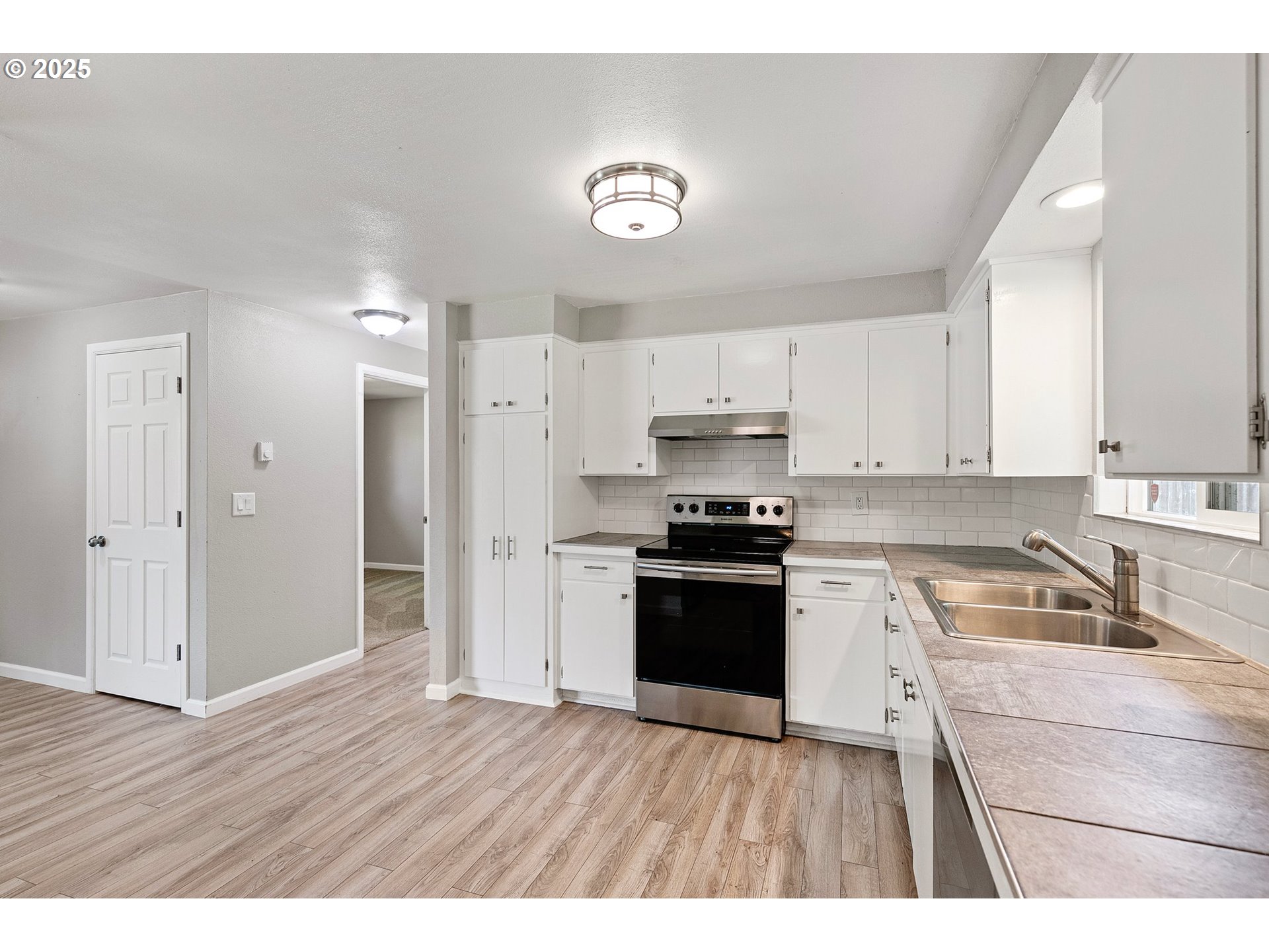 620 Nottingham Avenue Eugene, OR 97404 - Photo 8 of 36 a kitchen with granite countertop a refrigerator stove and sink