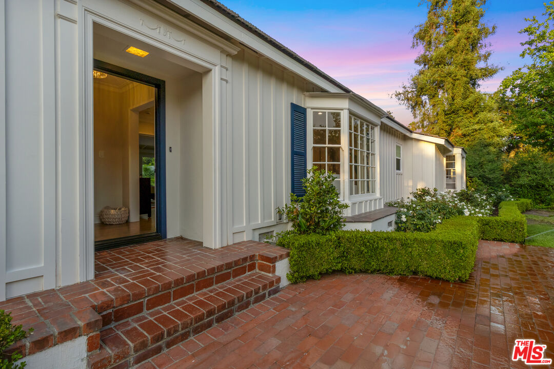 a house view with a backyard space