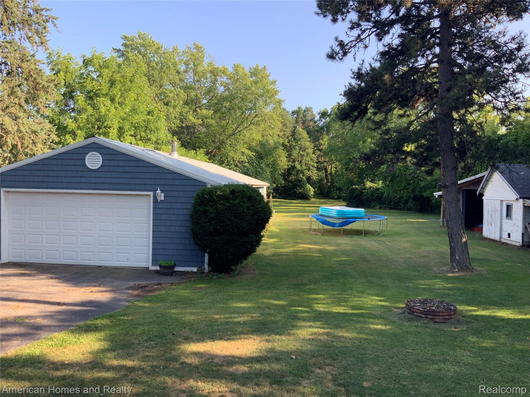 3312 East Carpenter Road Flint, MI 48506 - Photo 11 of 43 F129C75B-99C9-4A76-81BD-2CD3D5DE54C3.jpeg