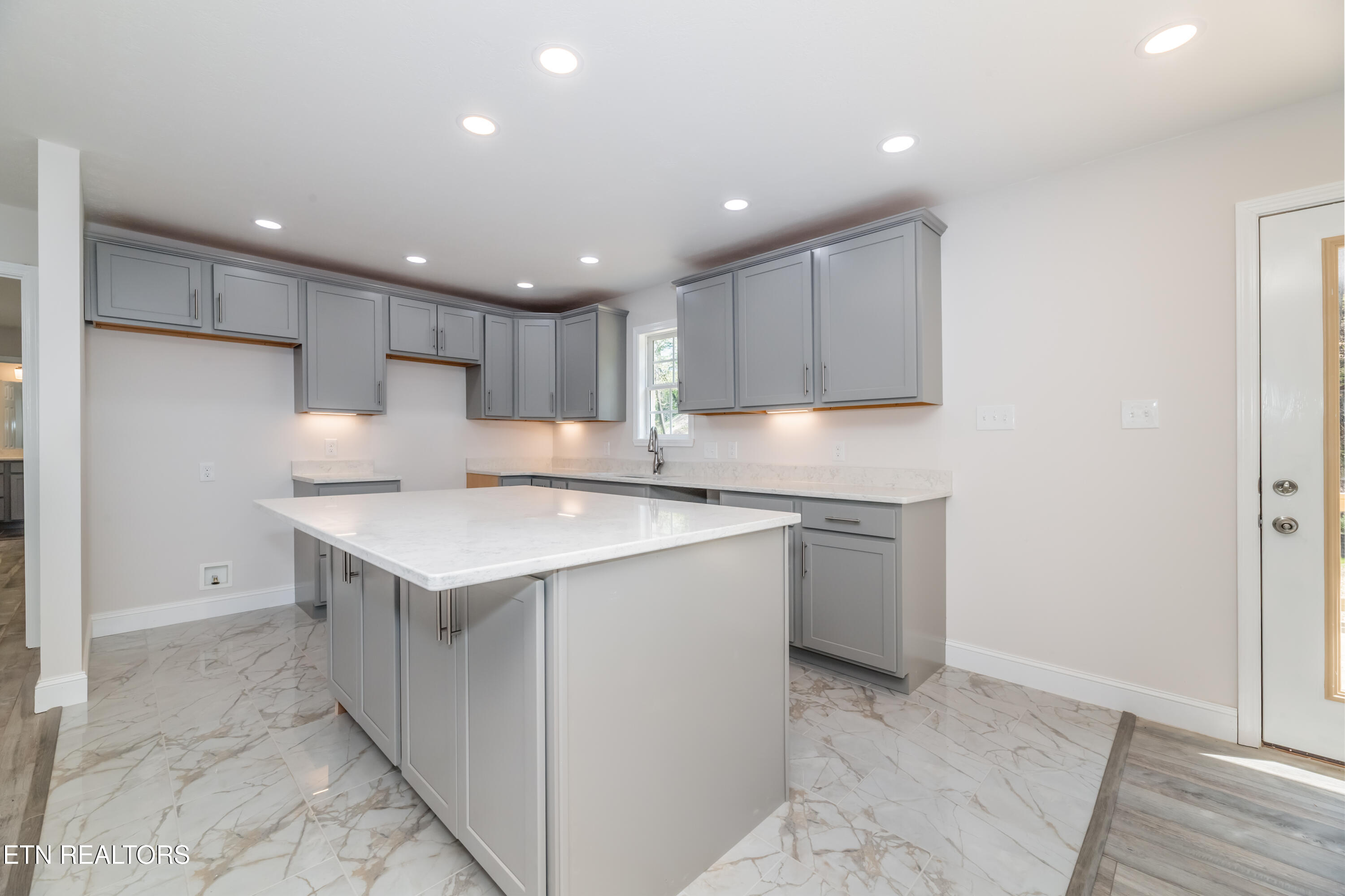 788 Pine Ridge Road Clinton, TN 37716 - Photo 11 of 36 HOB_0329-Edit