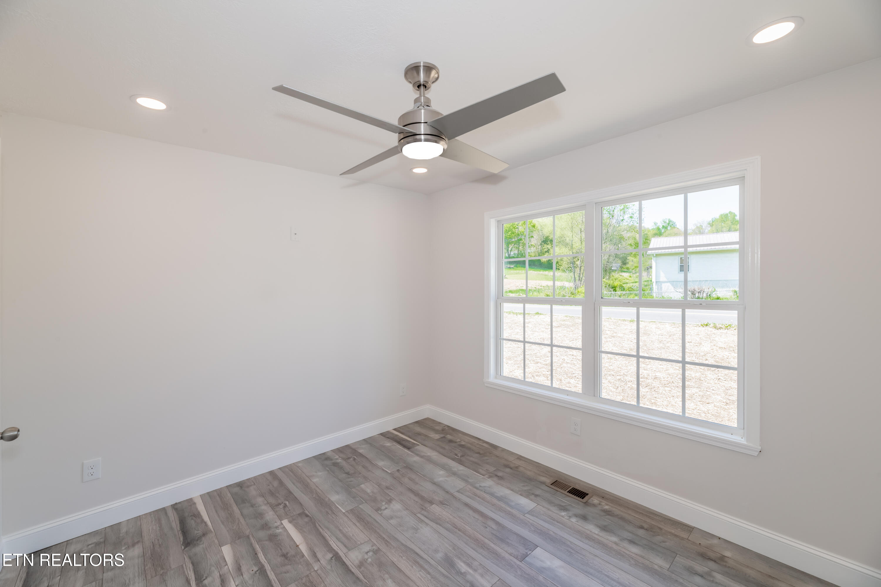 788 Pine Ridge Road Clinton, TN 37716 - Photo 19 of 36 HOB_0341-Edit