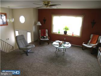 2 Yew Road Newark, DE 19702 - Photo 9 of 12 Living Room