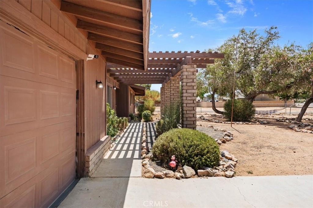 19801 Talihina Road Apple Valley, CA 92307 - Photo 3 of 28 Front Patio walkway