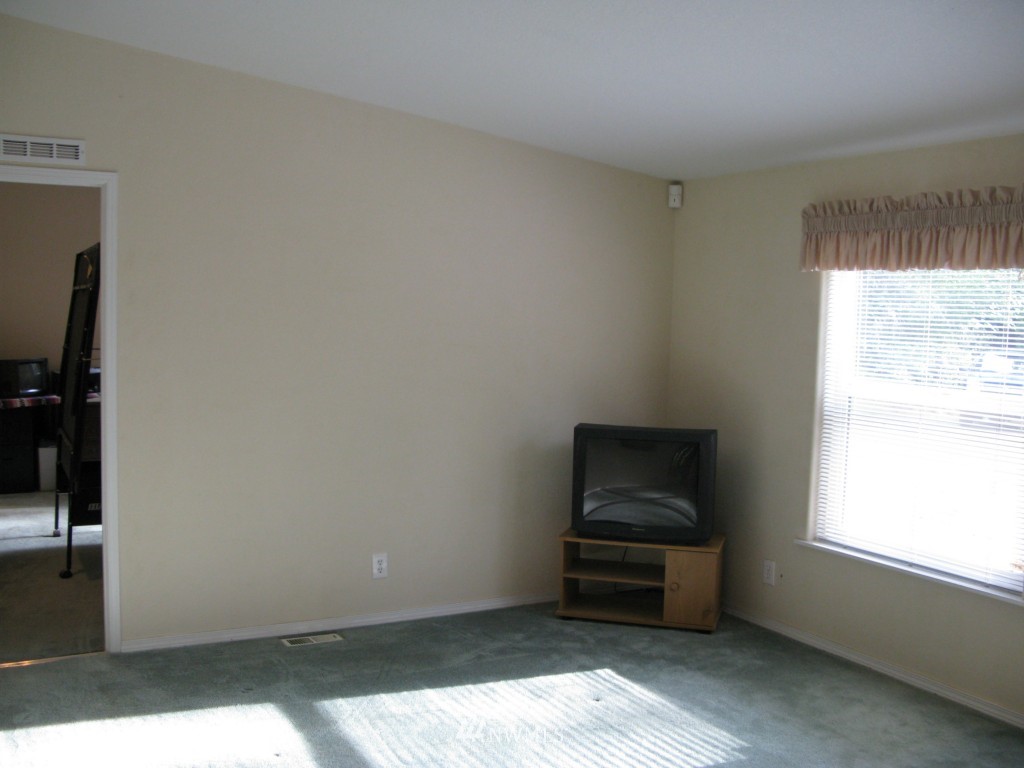 4225 Wilson Creek Road Southeast Port Orchard, WA 98366 - Photo 5 of 25 Gallery Image 5