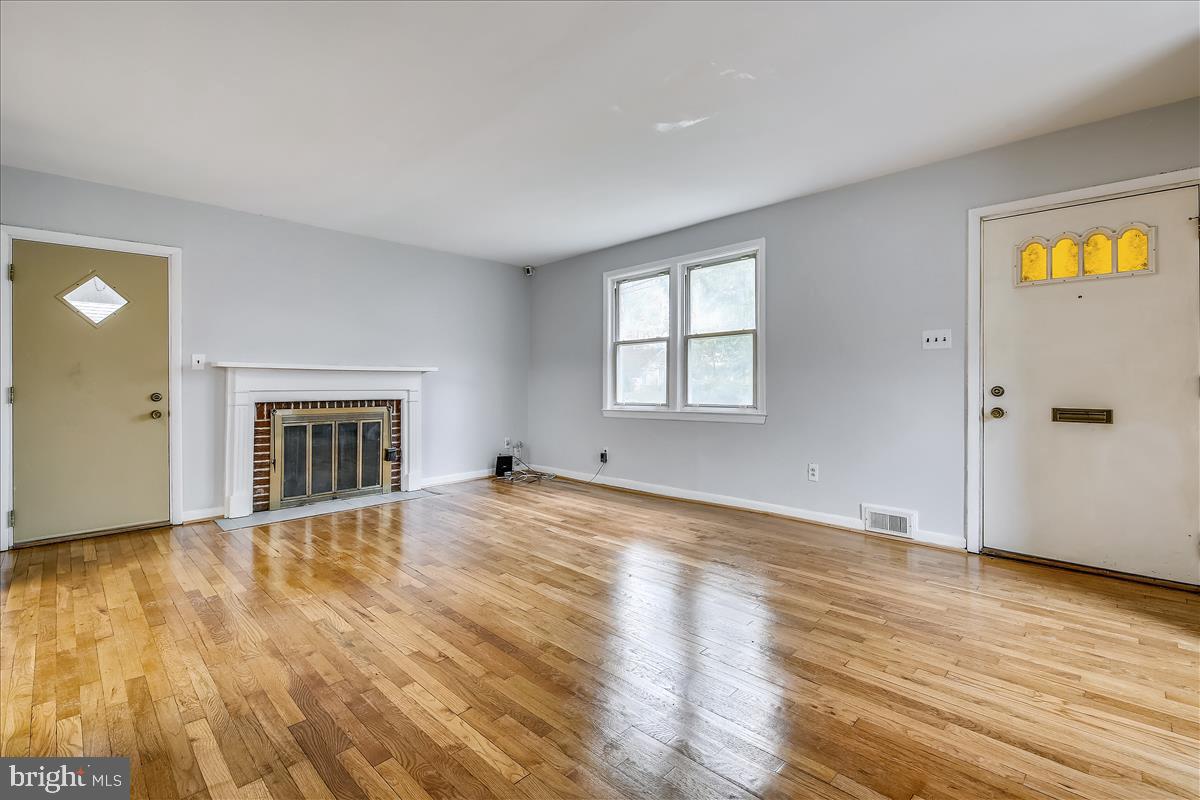 147 Ritchie Avenue Silver Spring, MD 20910 - Photo 16 of 46 Living Room
