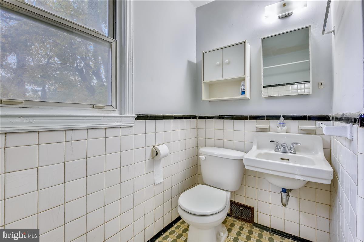 147 Ritchie Avenue Silver Spring, MD 20910 - Photo 36 of 46 Full Bathroom