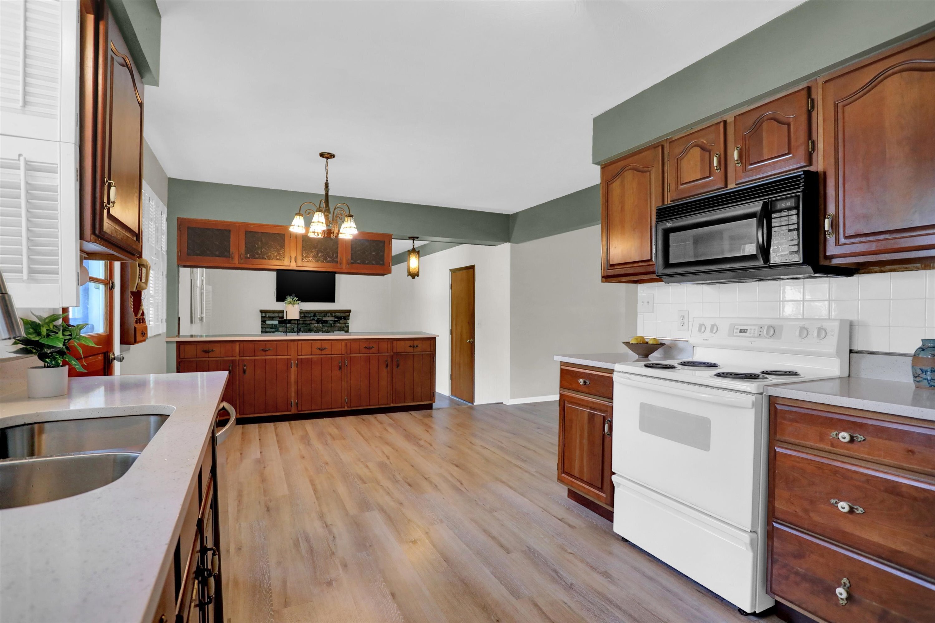 309 Hopkins Road Cumberland, IN 46229 - Photo 8 of 30