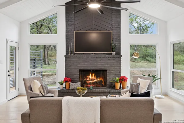 $725,000 | 7435 Hummingbird Hill Lane, San Antonio, TX 78255