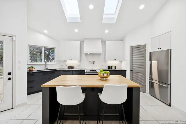 $725,000 | 7435 Hummingbird Hill Lane, San Antonio, TX 78255