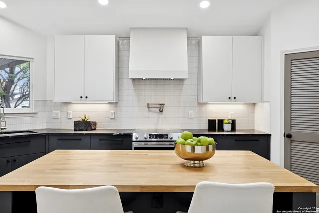 $725,000 | 7435 Hummingbird Hill Lane, San Antonio, TX 78255