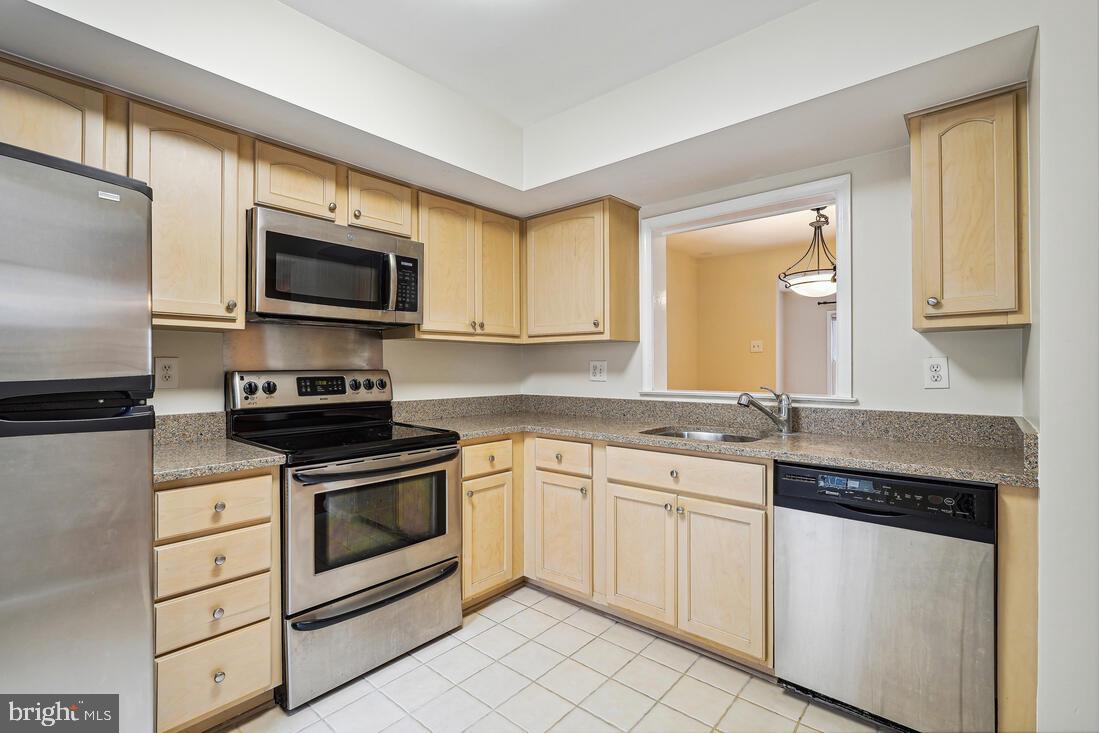 5407 Grove Ridge Way, Unit 98 Rockville, MD 20852 - Photo 10 of 27 Kitchen