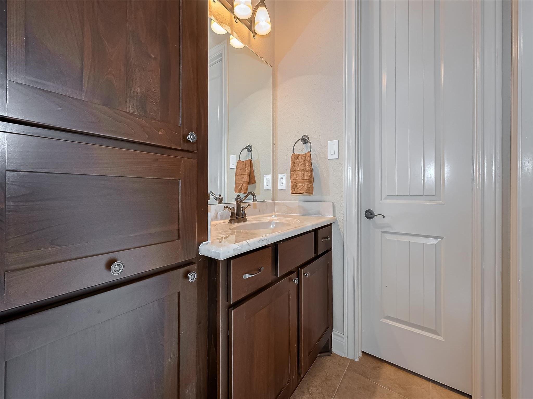 2711 King Point View Lane Spring, TX 77388 - Photo 31 of 48 Love these cabinets.