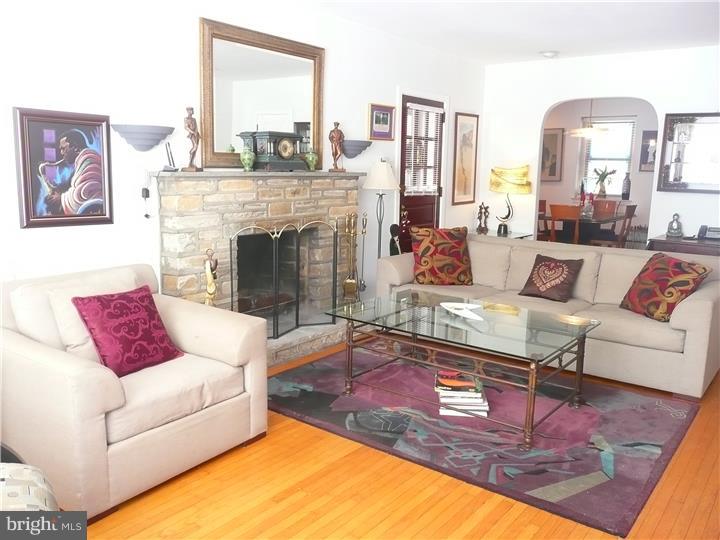 7706 Oak Lane Road Cheltenham, PA 19012 - Photo 3 of 25 Living Room