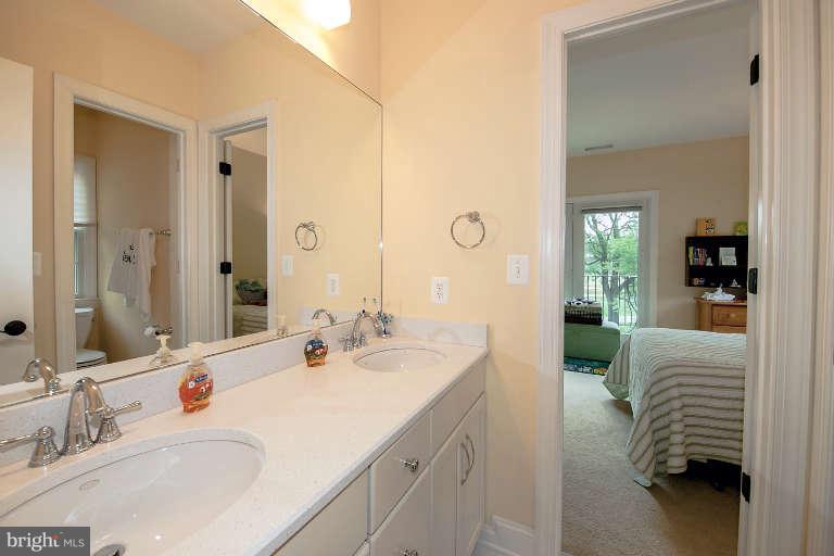 7110 Thrasher Road McLean, VA 22101 - Photo 19 of 27 Bath