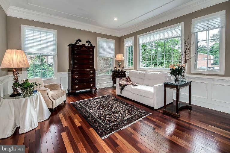 7110 Thrasher Road McLean, VA 22101 - Photo 3 of 27 Living Room