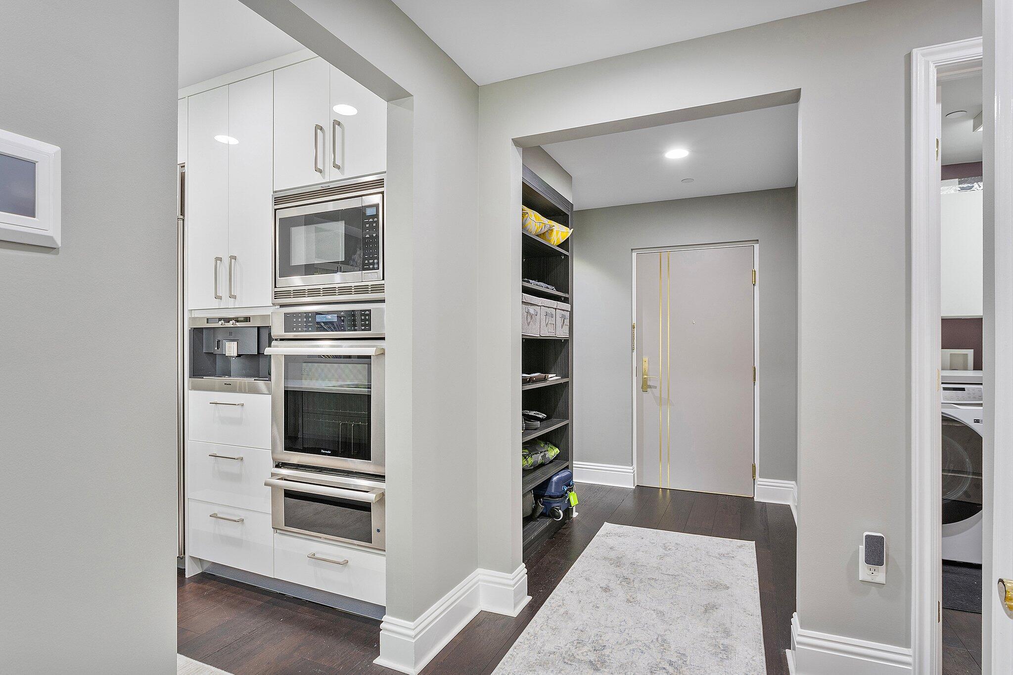 200 East Palmetto Park Road, Unit 10 Boca Raton, FL 33432 - Photo 14 of 47 Entry/Foyer