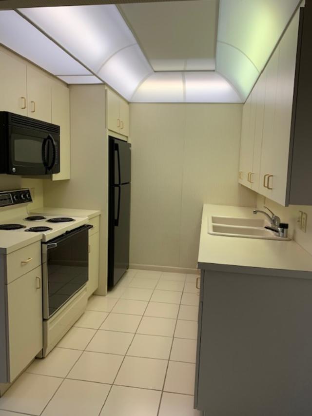 3012 Cornwall East Boca Raton, FL 33434 - Photo 8 of 22 kitchen